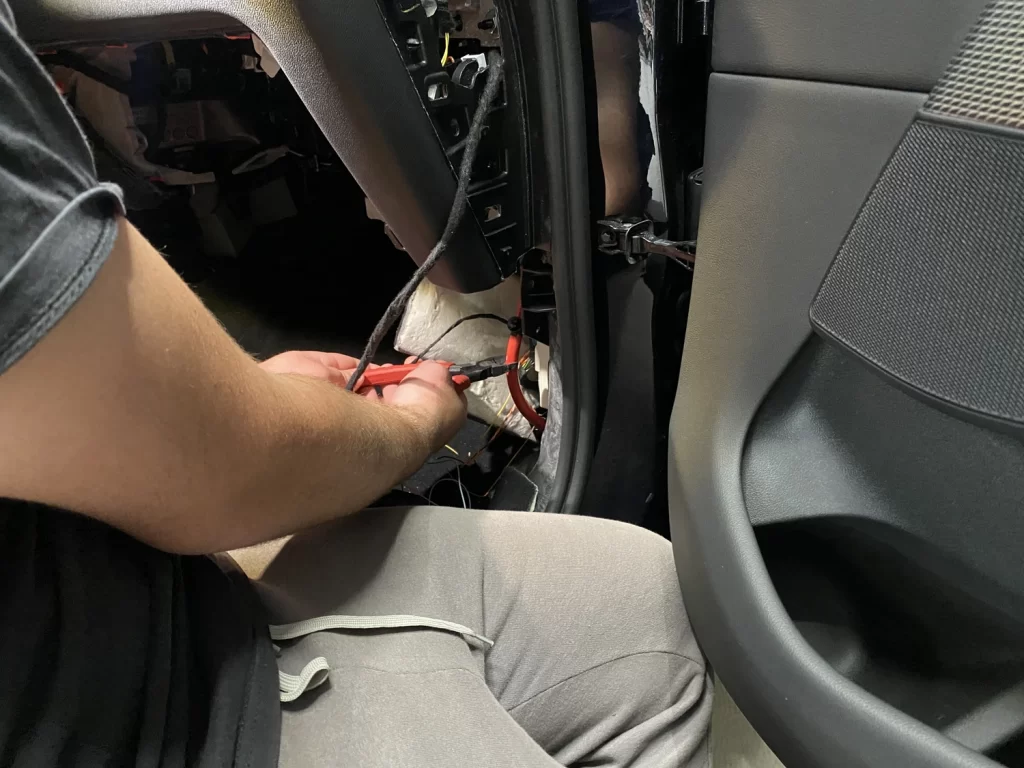 Встановлення сигналізації з додатком на телефон VIK AUTO (2)