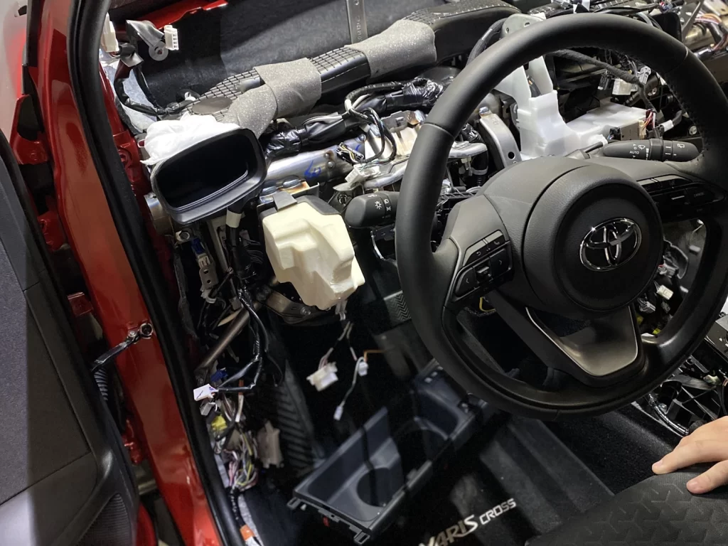 Встановлення GSM GPS автосигналізації на Toyota Yaris cross 2023 3