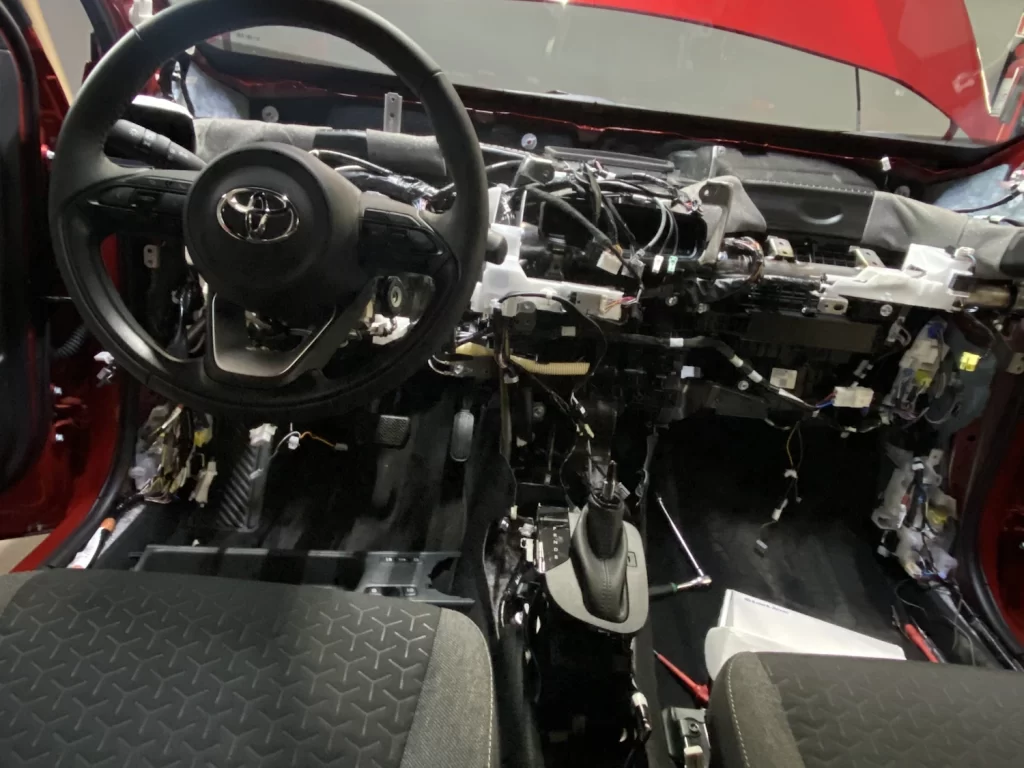 Встановлення GSM GPS автосигналізації на Toyota Yaris cross 2023 4