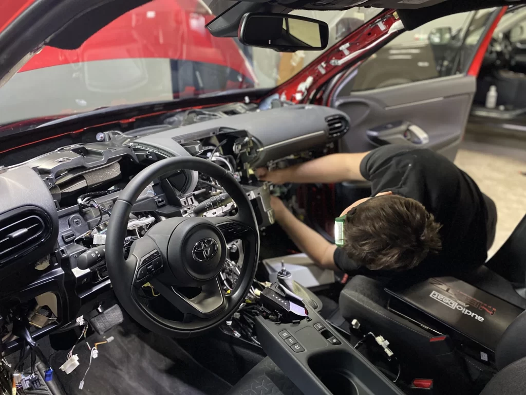 Встановлення GSM GPS автосигналізації на Toyota Yaris cross 2023 5