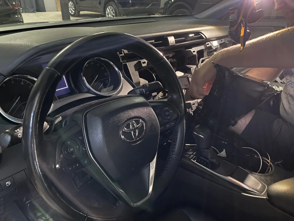 Встановлення мультимедіа на Toyota Camry V70 4