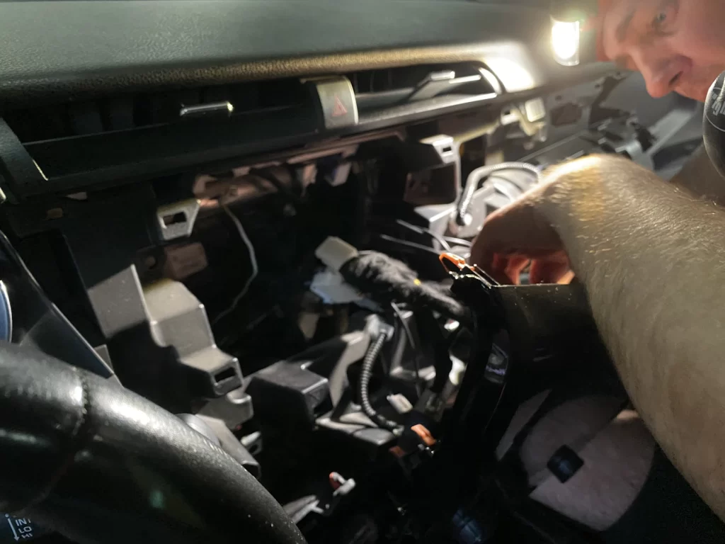 Встановлення мультимедіа на Toyota Camry V70 5