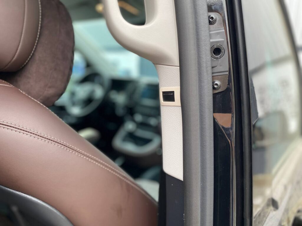 Встановлення доводчиків дверей на Mercedes Vito photo (2)